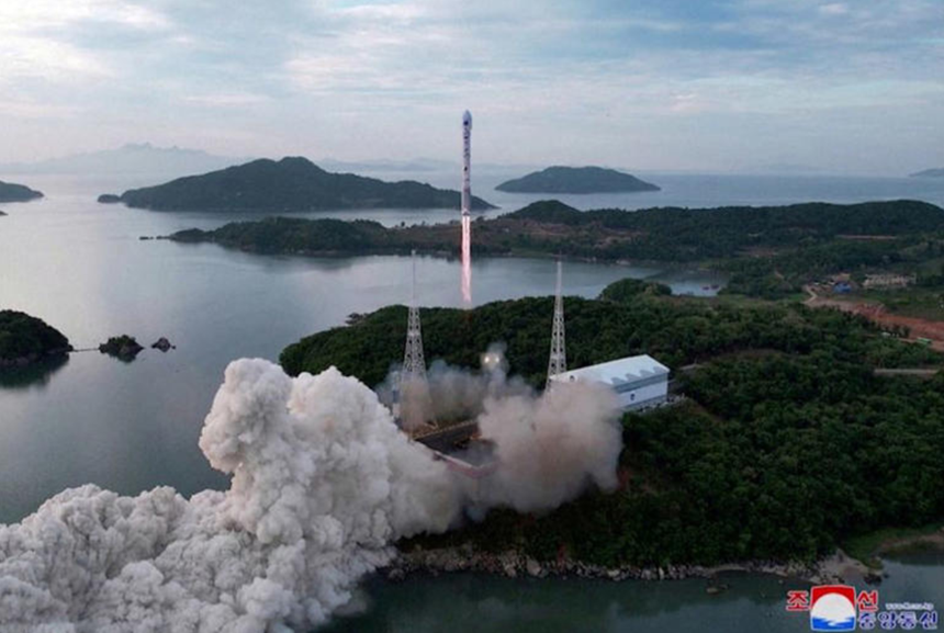 Coreea de Nord lansează ceea ce prezintă drept un ”satelit militar de spionaj”, anunţă Seulul. Tokyo ordonă locuitorilor Okinawei să se adăpostească. Portavionul american cu propulsie nucleară USS Carl Vinson, la Busan