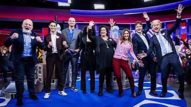 Olandezii votează într-o cursă strânsă pentru a avea un nou prim-ministru după mai mult de 10 ani. Trei partide, inclusiv al extremistului Geert Widers, se luptă pentru primul loc. Discuţiile pentru un guvern de coaliţie ar putea dura luni de zile