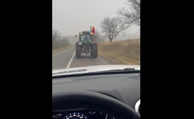 Agricultorii vin cu tractoarele la Chişinău într-un protest pe care intenţionează să-l desfăşoare fără întrerupere până la sfârşitul anului - VIDEO