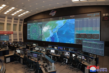 Coreea de Nord susţine că observă baze militare americane cu ajutorul satelitului militar Malligyong-1. Armata sud-coreeană consideră că e prea devreme să spună dacă satelitul, plasat pe orbită, funcţionează cu adevărat