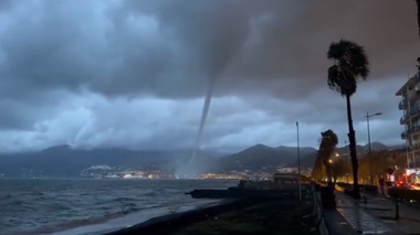 Trombă marină impresionantă în regiunea italiană Salerno, în apropiere de Napoli
