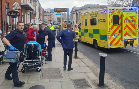 Cinci persoane, inclusiv trei copii, rănite într-un atac cu cuţitul în faţa unei şcoli, la Dublin. Un atacator, arestat în cartierul Parnell Square. El a fost preluat de salvatori după ce s-ar fi rănit singur
