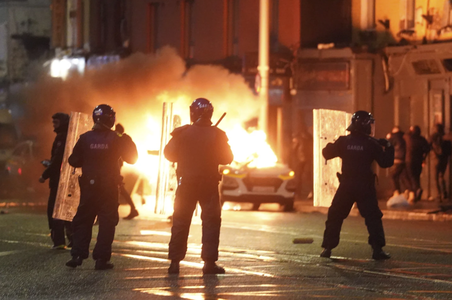 Incidente la Dublin după un atac soldat cu cinci răniţi, inclusiv trei copii, în faţa unei şcoli. Ciocniri în cartier, cu o populaţie de imigranţi. Manifestanţi cu pancarte cu mesajul ”Irish Lives Matter”. o maşină de poliţie incendiată