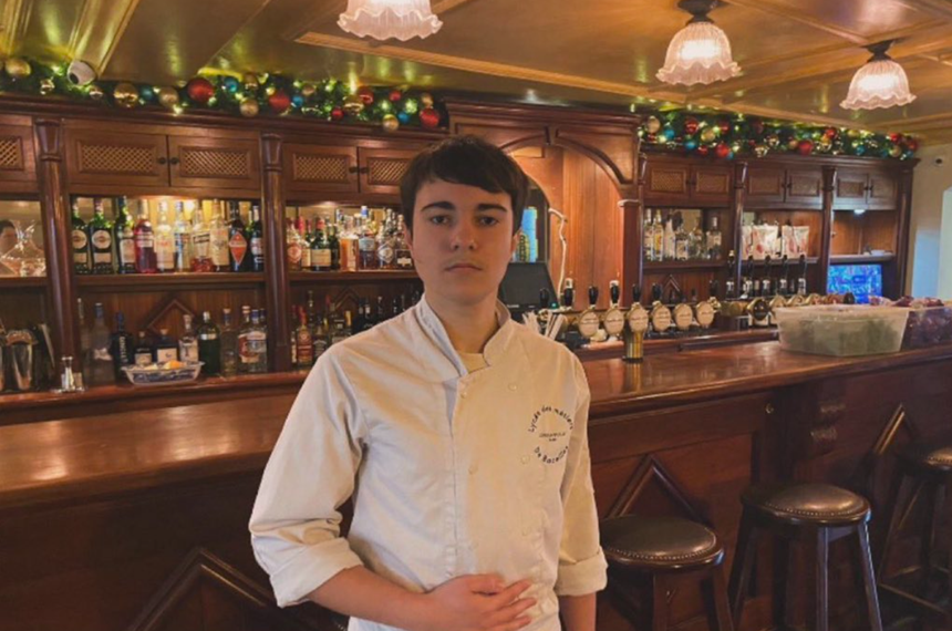 Un adolescent francez, Alan, un stagiar la un restaurant din Dublin, l-a dezarmat pe autorul atacului cu cuţitul