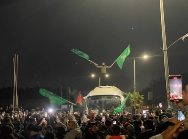 În total 39 de deţinuţi palestinieni eliberaţi prin Închisoarea israeliană Ofer din Cisiordania ocupată, anunţă Clubul Deţinuţilor. Douăzeci şi opt, lăsaţi în Cisiordania, 11 conduşi în Ierusalimul de Est ocupat