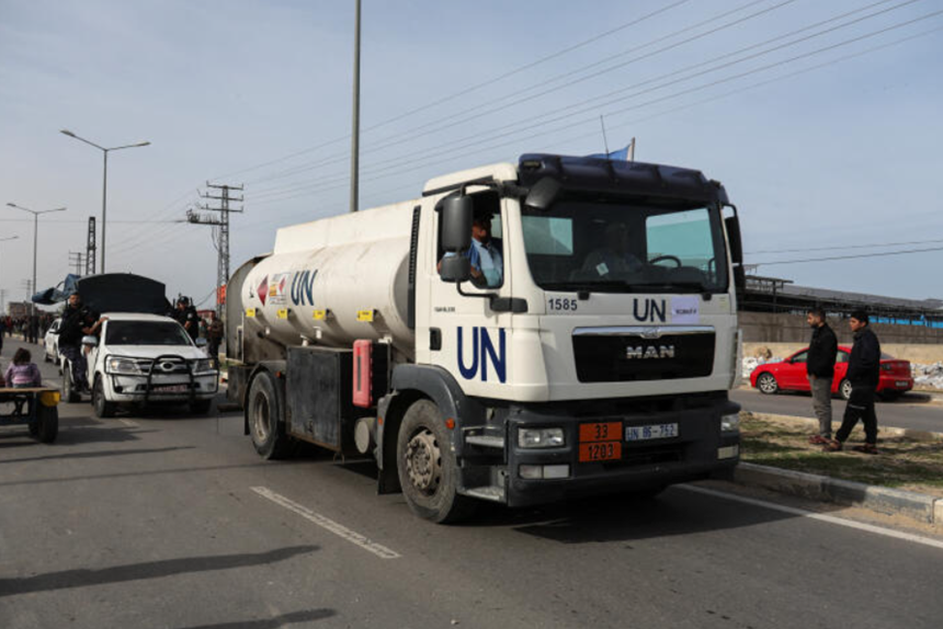 Opt camioane-cisternă cu combustibil şi gaze naturale intră în Fâşia Gaza din Egipt sâmbătă dimineaţa, anunţă COGAT