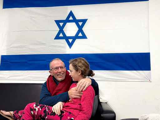 Mese neregulate, bănci pe post de paturi. Pe măsură ce ostaticii eliberaţi se întorc în Israel, ies la iveală detalii despre captivitate
