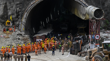 Salvatori, pregătiţi să-i scoată pe cei 41 de muncitori blocaţi de 17 zile într-un tunel surpat în nordul Indiei