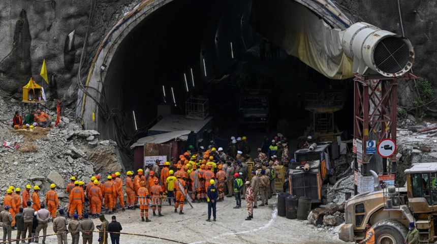 Salvatori, pregătiţi să-i scoată pe cei 41 de muncitori blocaţi de 17 zile într-un tunel surpat în nordul Indiei
