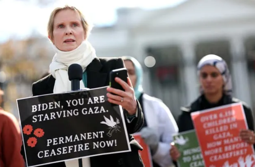 Actriţa din Sex and the City Cynthia Nixon face greva foamei în faţa Casei Albe şi cere un armistiţiu permanent în Fâşia Gaza. ”În şapte săptămâni, Israelul a omorât mai mulţi civili pe o minusculă fâşie de pământ decât au fost ucişi în 20 de ani în tot Afganistanul”