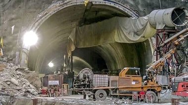 Cei 41 de oameni blocaţi într-un tunel prăbuşit în Himalaya au fost aduşi la suprafaţă