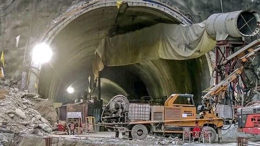 Cei 41 de oameni blocaţi într-un tunel prăbuşit în Himalaya au fost aduşi la suprafaţă