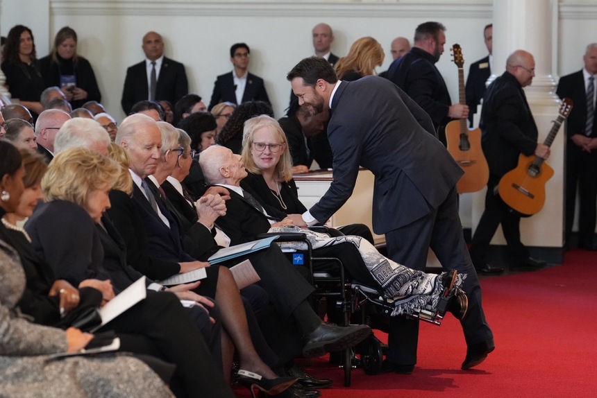Fostul preşedinte Jimmy Carter a venit la slujba de comemorare a soţiei sale, într-o rară apariţie publică. Funeraliile vor avea loc miercuri - FOTO