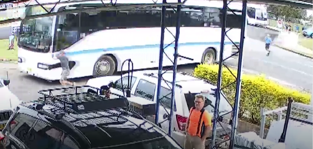 Australia - O adolescentă a oprit un autobuz scăpat de sub control să lovească o benzinărie / 20 de elevi erau în vehicul în acel moment - VIDEO