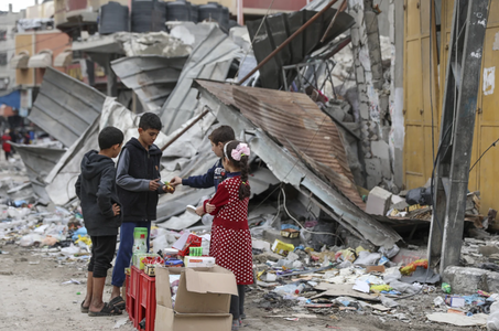 Programul Alimentar Mondial avertizează cu privire la riscul unei ”foamete” şi unei ”creşteri masive” a bolilor contagioase în Fâşia Gaza. ”Avem nevoie de un armistiţiu susţinut. ACUM. Este o problemă de viaţă şi de moarte pentru civili”, cere directorul 