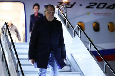 Lavrov ajunge la Skopje împreună cu Maria Zaharova, care face mare tam-tam şi jigneşte Bulgaria, fără să-i survoleze spaţiul aerian. ”Cine le-a dat dreptul oficialilor analfabeţi de la Sofia să dezonoreze poporul bulgar?”