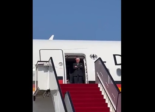 Situaţie jenantă pentru preşedintele german. Frank-Walter Steinmeier a trebuit să aştepte o jumătate de oră la uşa avionului său înainte de a fi primit în Qatar - VIDEO
