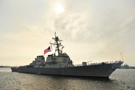 Pentagonul anunţă că o navă de război americană şi mai multe nave comerciale au fost atacate în Marea Roşie