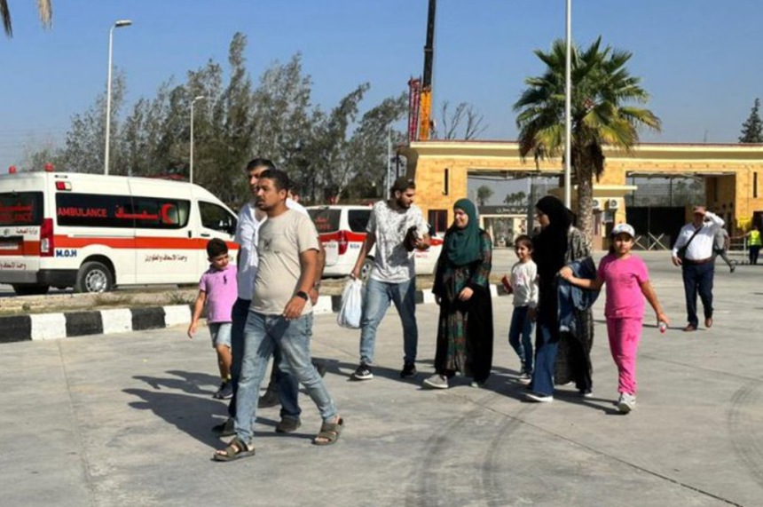 Peste 850 de persoane cu dublă cetăţenie au trecut frontiera din Gaza în Egipt în acest weekend