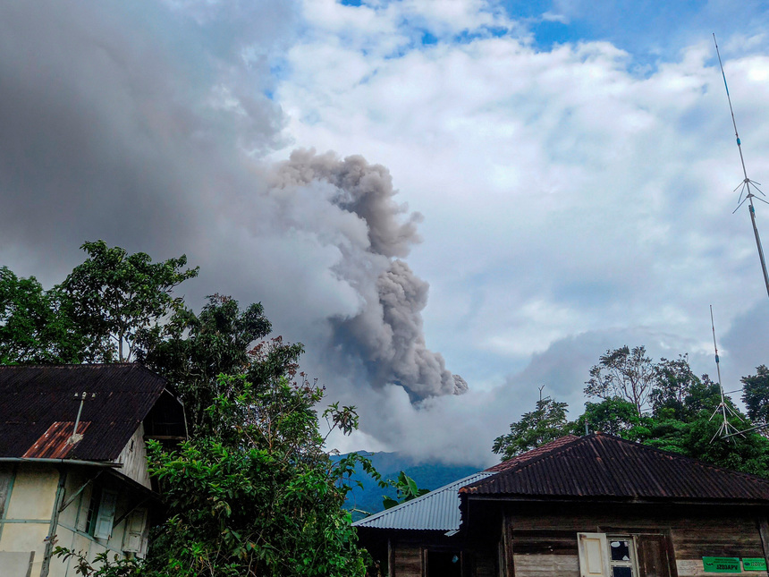 Unsprezece alpinişti au fost găsiţi morţi în urma erupţiei vulcanului Marapi din Indonezia - VIDEO
