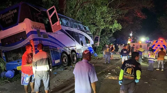 Cel puţin 14 morţi şi 32 de răniţi în sudul Thailandei, după ce un autocar intră într-un copac şi se rupe-n două