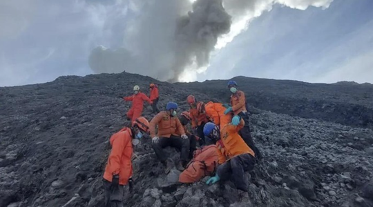 Bilanţul victimelor erupţiei Vulcanului Marapi de pe Insula Sumatra, în vestul Indoneziei, creşte la 22 de morţi. Operaţiuni îngreunate de vremea rea, erupţii şi o vizibilitate redusă