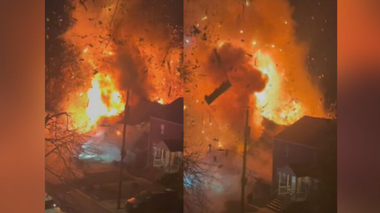 O casă înconjurată de poliţişti, la Arlington, la periferia Washingtonului, explodează. Mai mulţi poliţişti, răniţi uşor