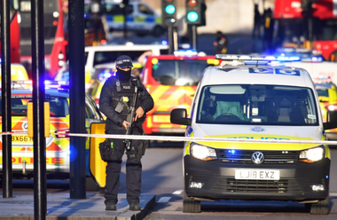 Londra:  Femeie ucisă într-un atac armat în Hackney / Un adolescent de 16 ani şi un tânăr de 20 de ani au fost răniţi