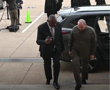 Ministrul ucrainean al apărării a venit la Pentagon, în contextul ajutorului incert pentru ţara sa. Cea mai recentă cerere de armament a Ucrainei include sisteme de apărare aeriană THAAD şi avioane F-18