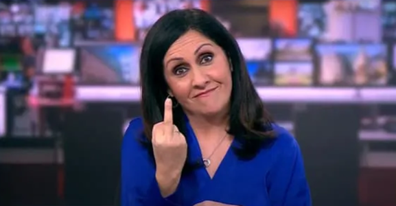 Prezentatoarea "BBC News Now" Maryam Moshiri arată degetul la cameră în direct şi deschide jurnalul cu Johnson prezentând scuze familiilor victimelor covid-19, un incident viral pe reţele de socializare. Alt deget arătat pe post în urmă cu peste 13 ani