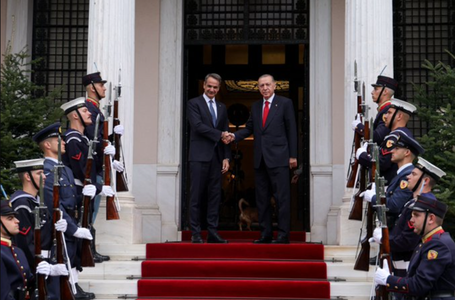 ”Nu există nicio problemă care să nu poată fi rezolvată” între Turcia şi Grecia, îi spune Erdogan, la Atena, lui Mitsotakis. Ei semnează o Declaraţie Comună de ”bună vecinătate”. 16 acorduri bilaterale încheiate în Înaltul Consiliu de Cooperare