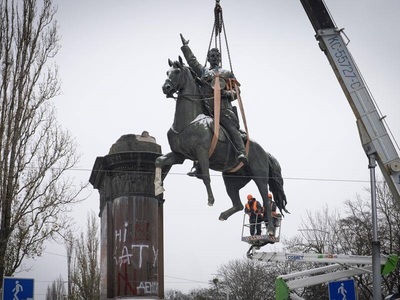 Ucraina continuă o campanie de îndepărtare a monumentelor din epoca sovietică