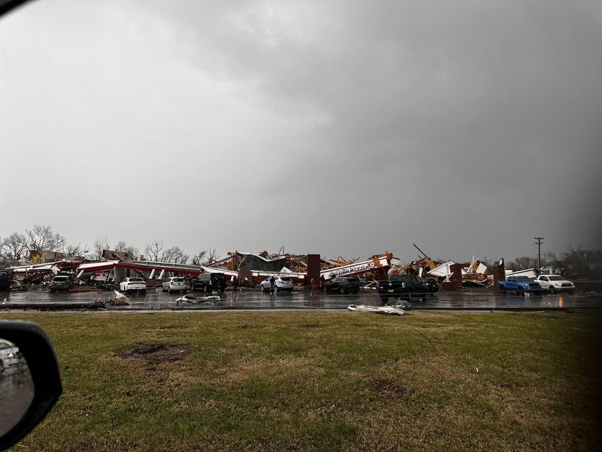 Cel puţin şase morţi după ce tornade au devastat statul Tennessee - FOTO, VIDEO