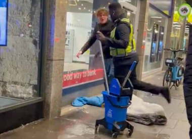 McDonald's îşi cere scuze din cauza tratamentului aplicat de agenţi de pază unui tânăr fără adăpost în faţa unui restaurant la Londra