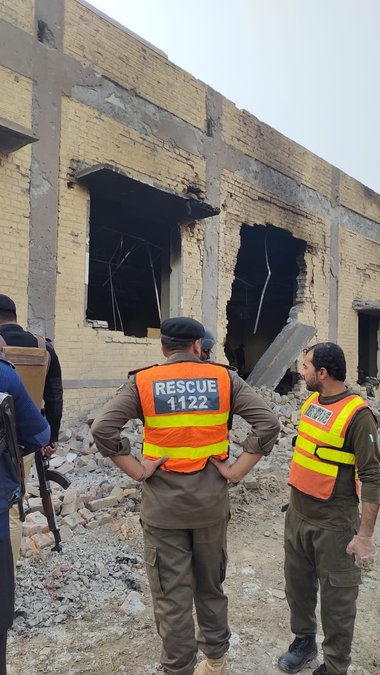 Atac sinucigaş islamist, soldat cu 23 de morţi, la o bază militară din Pakistan