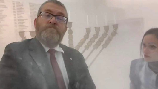 Un deputat de extremă dreapta, Grzegorz Braun, stinge cu extinctorul o menorah, un sfeşnic cu şapte braţe, un simbol al iudaismului, în Parlamentul polonez