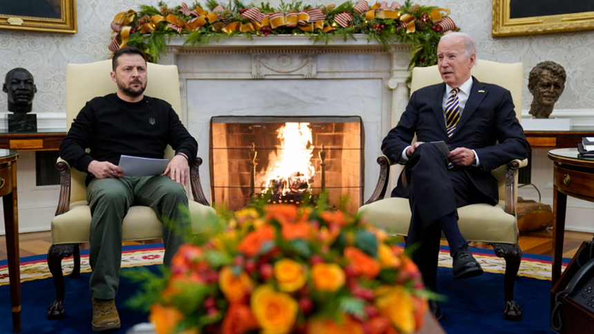 Biden avertizează Congresul, alături de Zelenski, în Biroul Oval, că, dacă nu adoptă o anvelopă destinată Ucrainei, îi va face lui Putin ”cel mai mare cadou de Crăciun”