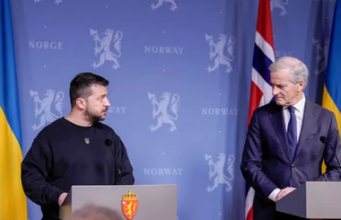 Ucraina nu poate învinge Rusia ”fără ajutor”, pledează Zelenski la Oslo. Fonduri destinate Ucrainei, blocate de disensiuni în UE şi SUA. ”Războiul se câştigă cu arme” şi nu doar cu vorbe, avertizează într-o scrisoare deschisă, în FT, liderii celor cinci ţări nordice