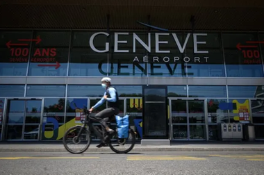 Aeroportul din Geneva, blocat timp de mai multe ore din cauza împotmolirii unui avion privat, în urma unor ploi importante. Aeroportul, un hub important al companiei low-cost Easy Jet