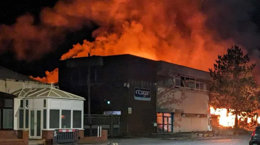 Un mort în sudul Ţării Galilor, în urma unei explozii la o sală de sport, urmată de un incendiu, la Treforest Industrial Estate