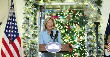 Jill Biden, în centrul unui scandal după ce difuzează un clip de Crăciun cu o trupă de step, Dorrance Dance, acuzată de tabloide de poziţii polemice cu privire la marijuana, supremaţia albilor, Black Lives Matter şi echipament antirevoltă