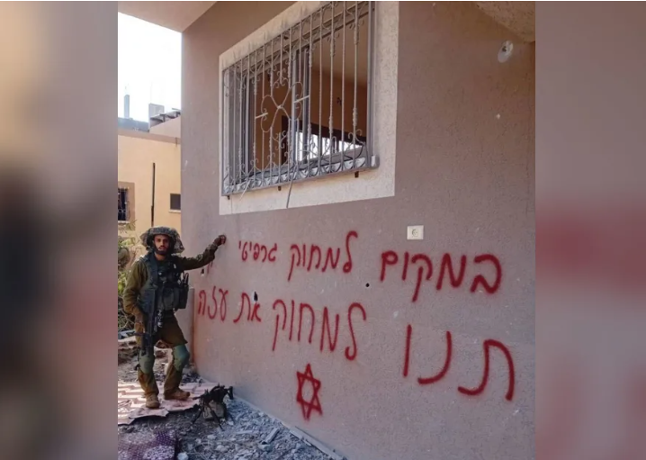 Mai multe videoclipuri postate online arată soldaţi israelieni dând foc la alimente, vandalizând un magazin şi jefuind case particulare din Gaza. Ce spune armata israeliană - FOTO