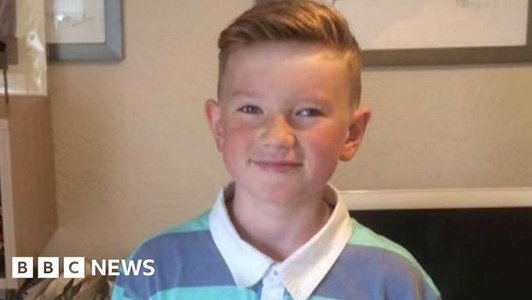 Alex Batty, un băiat britanic dispărut de şase ani şi găsit în Franţa, s-a întors în Marea Britanie şi s-a reîntâlnit cu bunica lui - VIDEO

