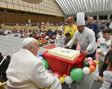 Copiii l-au ajutat pe Papa Francisc să marcheze împlinirea vârstei de 87 de ani - FOTO