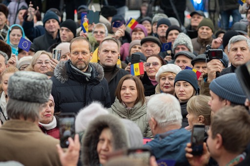 Moldovenii au sărbătorit în curtea Preşedinţiei deschiderea negocierilor de aderare la UE scandând inclusiv numele României. Maia Sandu: „Azi am sărbătorit împreună, iar de mâine ne apucăm, din nou, de lucru” - FOTO