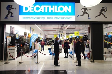 Decathlon aprovizionează în secret Rusia, în ciuda retragerii oficiale, arată datele unei investigaţii media