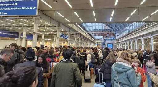 Tunelul de sub Canalul Mânecii închis până la noi ordine din cauza unei greve a sindicatelor franceze. Ele au respins o primă de 1.000 de euro de sărbători şi cer 3.000 de euro. Panică în rândul călătorilor. Eurotunnel îi sfătuieşte să-şi amâne călătoria