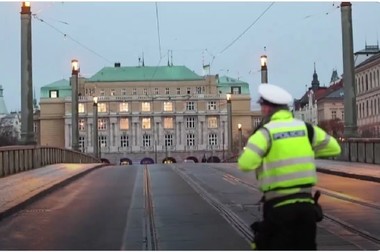 Poliţia cehă patrulează în zonele publice, cursurile universitare au fost suspendate după atacul în masă de la Praga. Trei studenţi străini se numără printre persoanele rănite. Bilanţul morţilor, revizuit la 14, inclusiv autorul