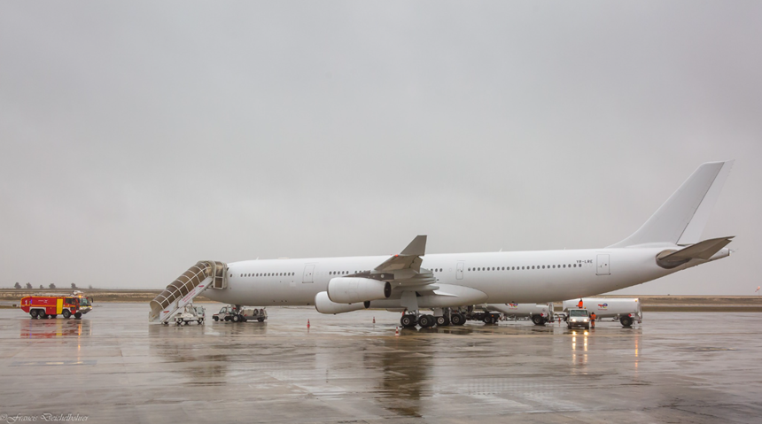 UPDATE-Un A340 al companiei româneşti Legend Airlines, cu 303 indieni la bord, blocat pe aeroport în Franţa, în urma unor suspiciuni de ”trafic de persoane”. Avionul zbura către Nicaragua, de unde pasagerii vor să intre ilegal în SUA sau Canada. Două reţineri