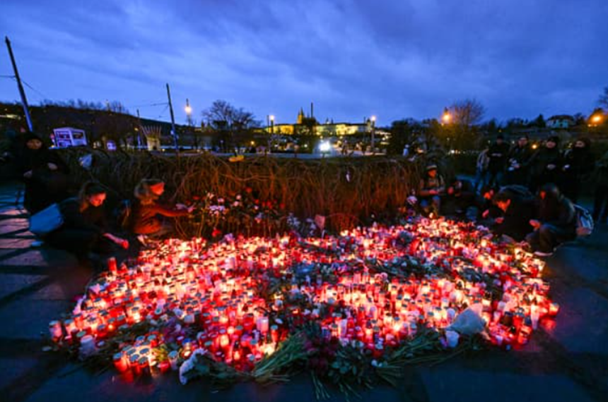 Locuitorii Pragăi aduc un omagiu victimelor atacului armat de la Universitatea Carolină
